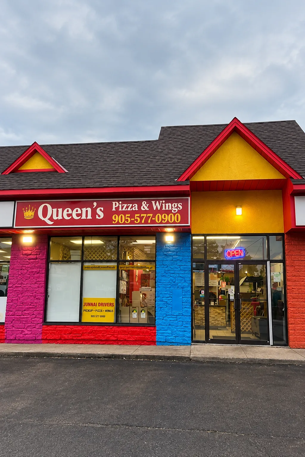 Queen's Pizza & Wings - locally run pizza and wings restaurant in Hamilton, ON